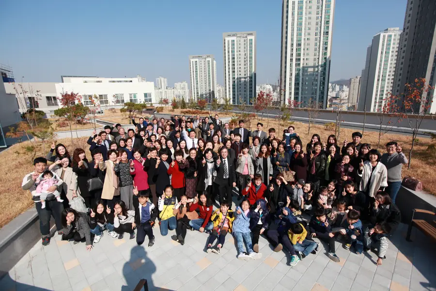 가을 옥상정원에 모인 성도들의 단체사진