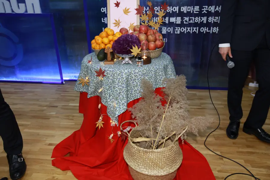 추수감사 열매로 꾸민 강단