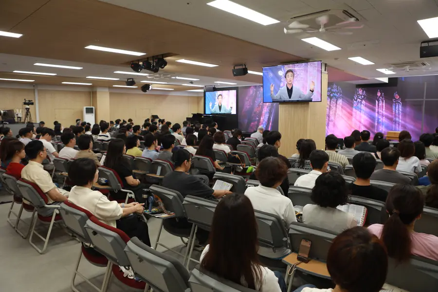 새로 단장한 예배당을 가득 채운 성도들의 뒷모습